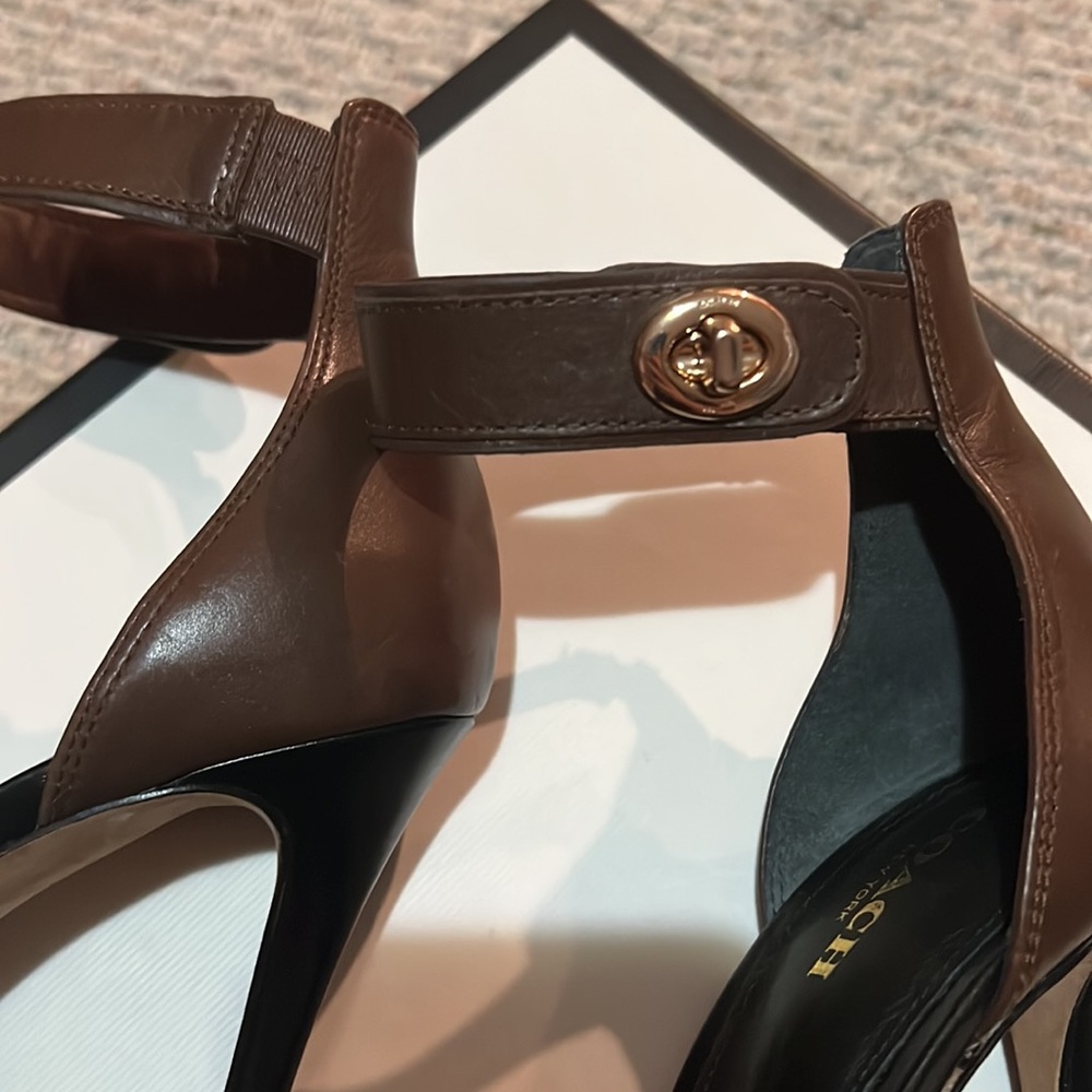 Coach two tone heels size 6 - Picture 7 of 7